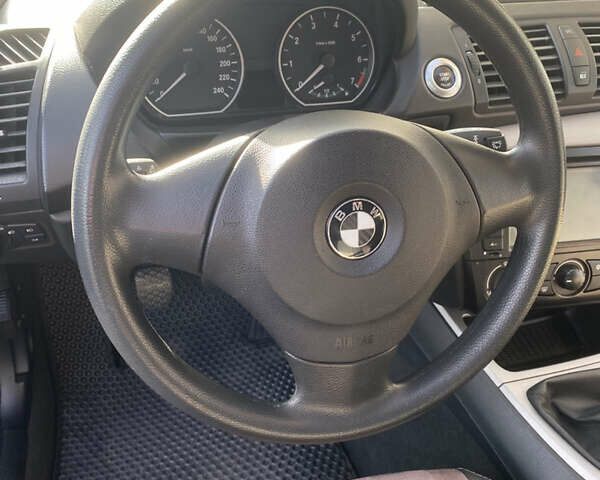Серый БМВ 1 Серия, объемом двигателя 2 л и пробегом 170 тыс. км за 6800 $, фото 15 на Automoto.ua