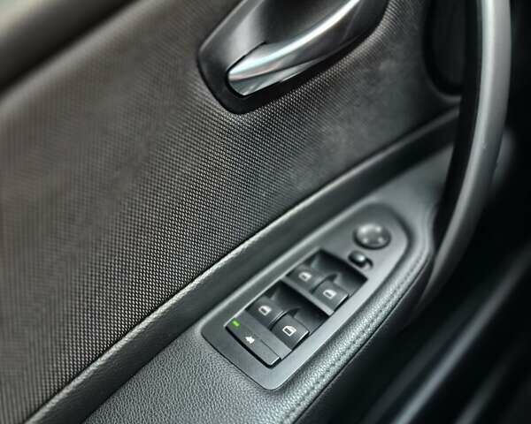 Серый БМВ 1 Серия, объемом двигателя 2 л и пробегом 209 тыс. км за 9500 $, фото 4 на Automoto.ua