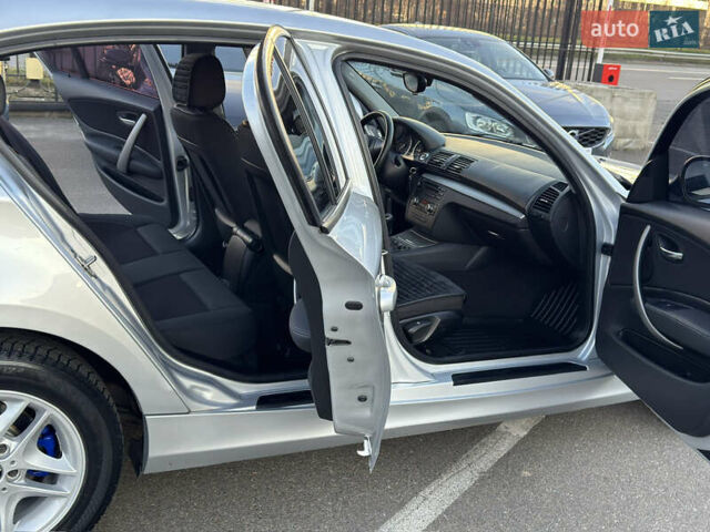 Серый БМВ 1 Серия, объемом двигателя 2 л и пробегом 220 тыс. км за 7400 $, фото 13 на Automoto.ua