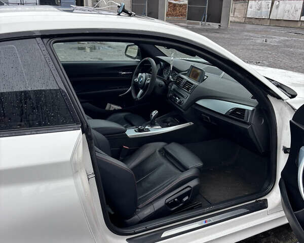 Белый БМВ 2 Серия, объемом двигателя 2 л и пробегом 308 тыс. км за 15000 $, фото 7 на Automoto.ua