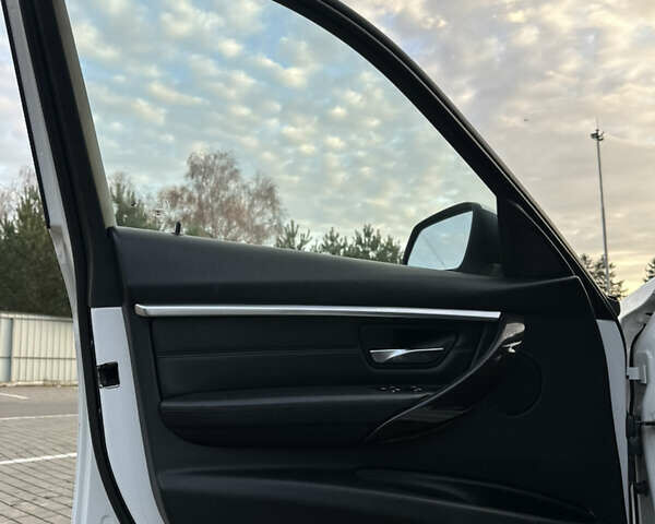 Білий БМВ 3 Серія ГТ, об'ємом двигуна 2 л та пробігом 141 тис. км за 15900 $, фото 19 на Automoto.ua