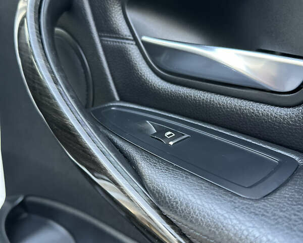 Білий БМВ 3 Серія ГТ, об'ємом двигуна 2 л та пробігом 141 тис. км за 15900 $, фото 37 на Automoto.ua