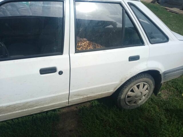 Белый БМВ 3 Серия, объемом двигателя 1.3 л и пробегом 45 тыс. км за 620 $, фото 3 на Automoto.ua