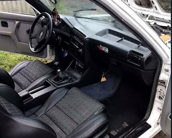 Белый БМВ 3 Серия, объемом двигателя 2 л и пробегом 355 тыс. км за 1700 $, фото 3 на Automoto.ua