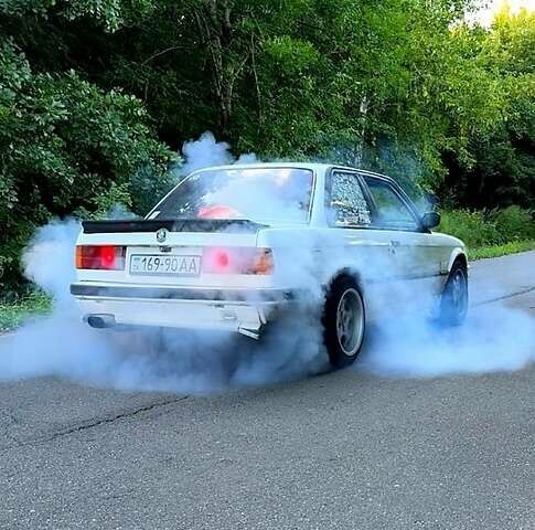 Белый БМВ 3 Серия, объемом двигателя 2 л и пробегом 355 тыс. км за 1700 $, фото 1 на Automoto.ua