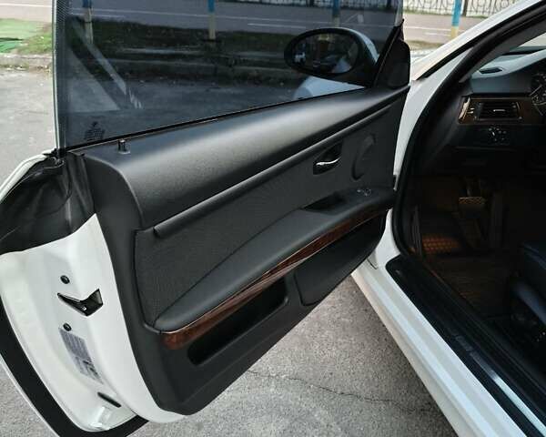 Белый БМВ 3 Серия, объемом двигателя 2.5 л и пробегом 86 тыс. км за 12000 $, фото 5 на Automoto.ua