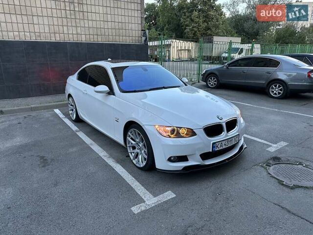 Белый БМВ 3 Серия, объемом двигателя 3 л и пробегом 193 тыс. км за 12500 $, фото 4 на Automoto.ua