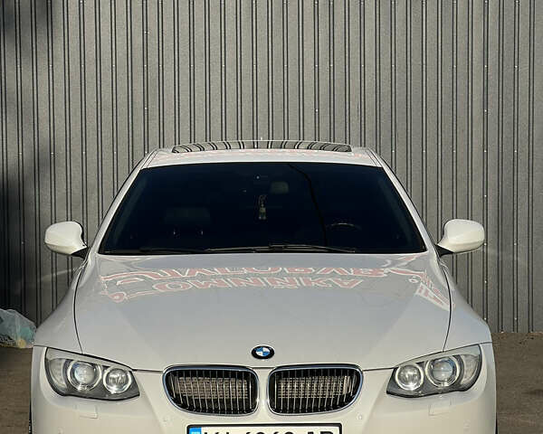 Белый БМВ 3 Серия, объемом двигателя 3 л и пробегом 208 тыс. км за 10800 $, фото 1 на Automoto.ua