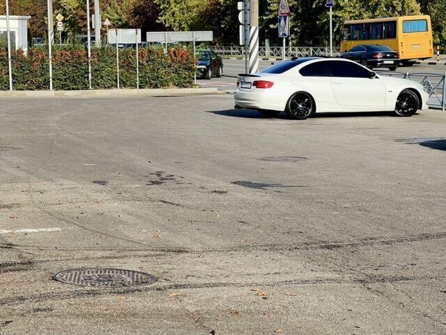 Белый БМВ 3 Серия, объемом двигателя 3 л и пробегом 157 тыс. км за 9800 $, фото 5 на Automoto.ua