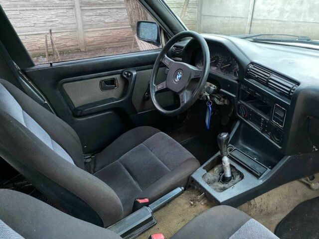 Белый БМВ 3 Серия, объемом двигателя 2.5 л и пробегом 340 тыс. км за 1400 $, фото 11 на Automoto.ua