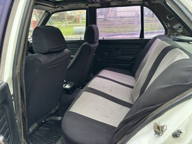 Белый БМВ 3 Серия, объемом двигателя 2.4 л и пробегом 300 тыс. км за 1250 $, фото 16 на Automoto.ua