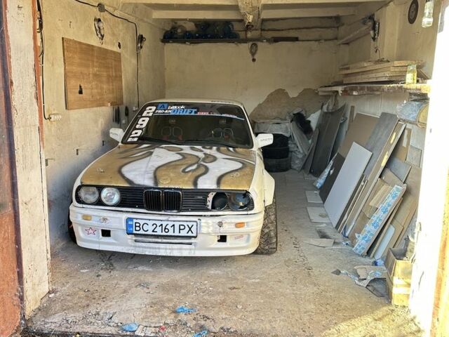 Білий БМВ 3 Серія, об'ємом двигуна 2 л та пробігом 999 тис. км за 5500 $, фото 1 на Automoto.ua