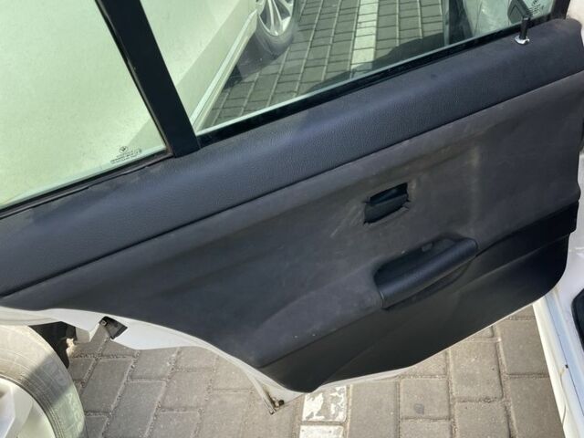 Белый БМВ 3 Серия, объемом двигателя 1.8 л и пробегом 200 тыс. км за 2700 $, фото 6 на Automoto.ua