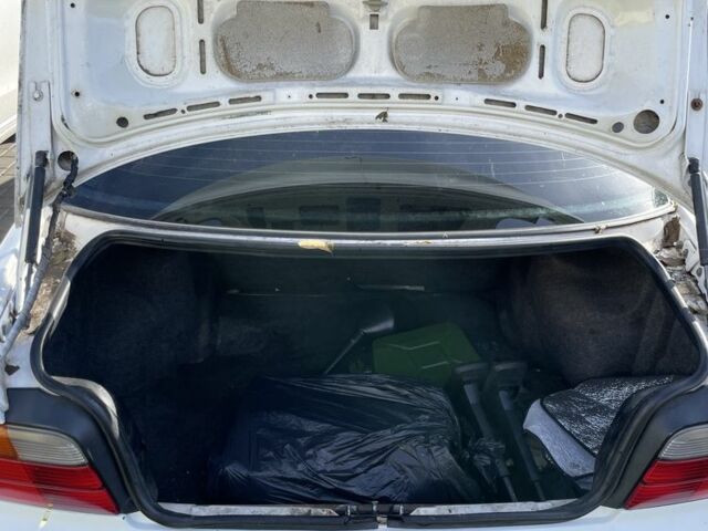 Белый БМВ 3 Серия, объемом двигателя 1.8 л и пробегом 200 тыс. км за 2700 $, фото 5 на Automoto.ua