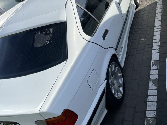 Белый БМВ 3 Серия, объемом двигателя 1.8 л и пробегом 200 тыс. км за 2700 $, фото 4 на Automoto.ua