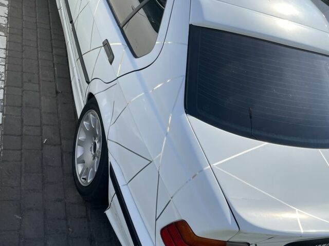 Белый БМВ 3 Серия, объемом двигателя 1.8 л и пробегом 200 тыс. км за 2700 $, фото 3 на Automoto.ua