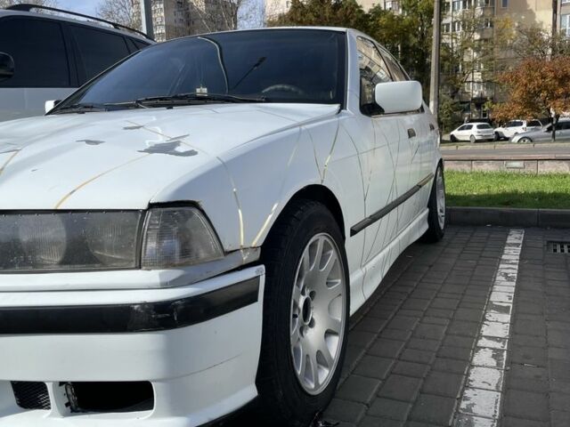 Белый БМВ 3 Серия, объемом двигателя 1.8 л и пробегом 200 тыс. км за 2700 $, фото 1 на Automoto.ua