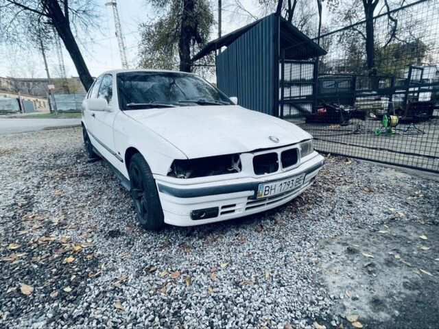 Белый БМВ 3 Серия, объемом двигателя 1.6 л и пробегом 160 тыс. км за 450 $, фото 3 на Automoto.ua