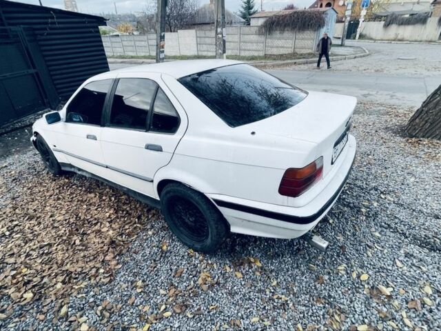 Белый БМВ 3 Серия, объемом двигателя 1.6 л и пробегом 160 тыс. км за 450 $, фото 6 на Automoto.ua