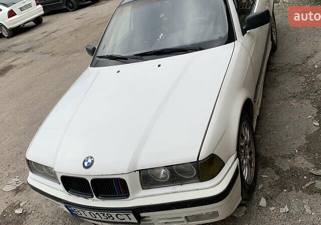 Белый БМВ 3 Серия, объемом двигателя 1.8 л и пробегом 300 тыс. км за 3000 $, фото 4 на Automoto.ua