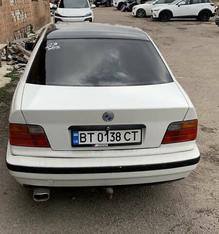 Белый БМВ 3 Серия, объемом двигателя 1.8 л и пробегом 300 тыс. км за 3000 $, фото 1 на Automoto.ua