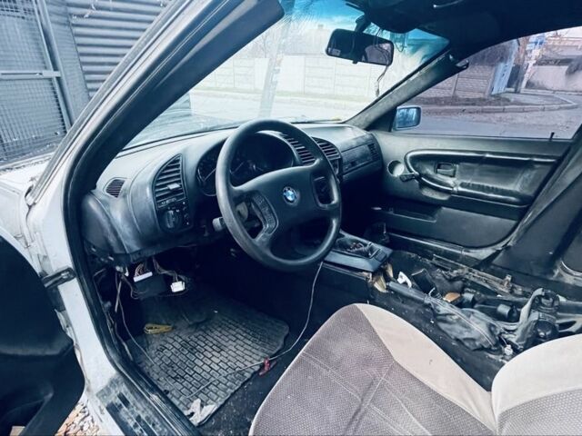 Белый БМВ 3 Серия, объемом двигателя 1.6 л и пробегом 160 тыс. км за 450 $, фото 7 на Automoto.ua