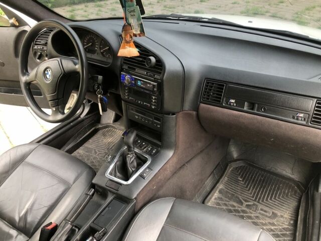 Білий БМВ 3 Серія, об'ємом двигуна 2 л та пробігом 345 тис. км за 1600 $, фото 7 на Automoto.ua