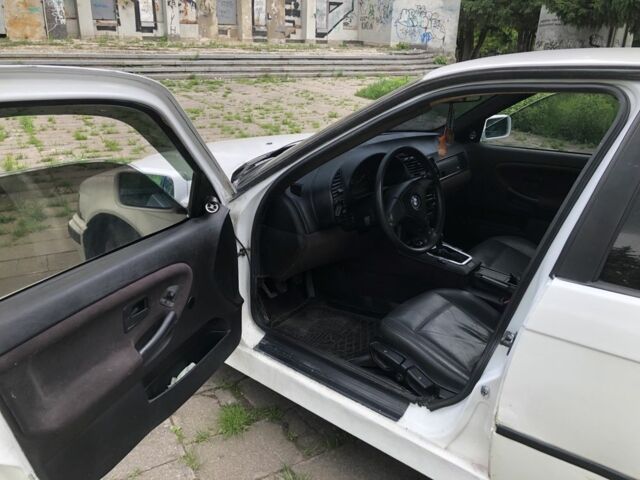 Білий БМВ 3 Серія, об'ємом двигуна 2 л та пробігом 345 тис. км за 1600 $, фото 6 на Automoto.ua