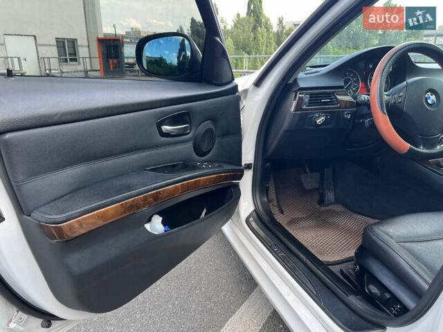 Белый БМВ 3 Серия, объемом двигателя 3 л и пробегом 237 тыс. км за 9999 $, фото 19 на Automoto.ua