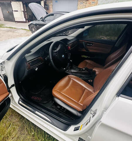 Белый БМВ 3 Серия, объемом двигателя 3 л и пробегом 235 тыс. км за 10800 $, фото 6 на Automoto.ua