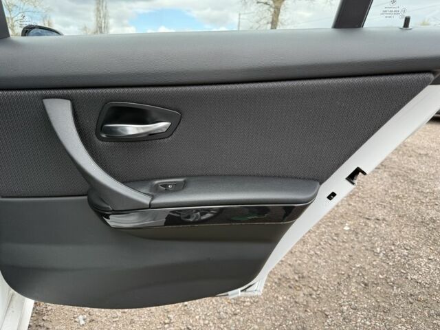 Білий БМВ 3 Серія, об'ємом двигуна 2 л та пробігом 93 тис. км за 11000 $, фото 16 на Automoto.ua