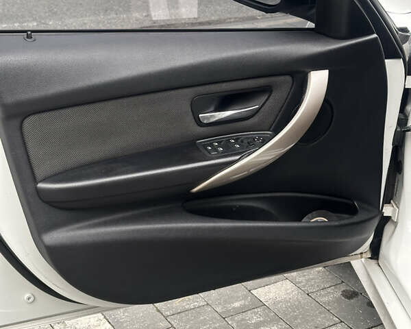 Белый БМВ 3 Серия, объемом двигателя 2 л и пробегом 367 тыс. км за 11000 $, фото 5 на Automoto.ua