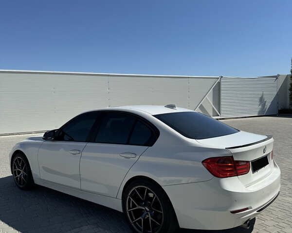 Белый БМВ 3 Серия, объемом двигателя 2 л и пробегом 211 тыс. км за 16000 $, фото 3 на Automoto.ua