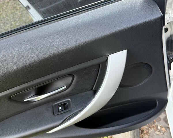 Білий БМВ 3 Серія, об'ємом двигуна 2 л та пробігом 211 тис. км за 12800 $, фото 13 на Automoto.ua