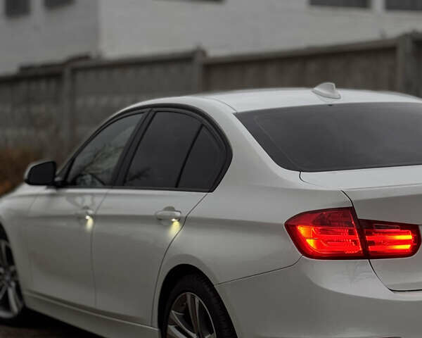 Белый БМВ 3 Серия, объемом двигателя 2 л и пробегом 173 тыс. км за 12600 $, фото 4 на Automoto.ua