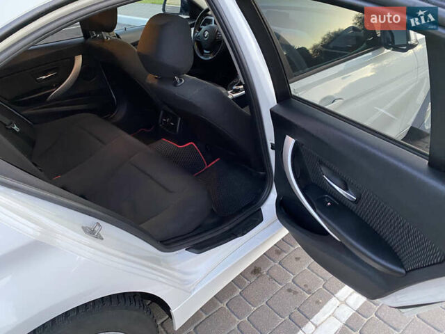 Білий БМВ 3 Серія, об'ємом двигуна 2 л та пробігом 200 тис. км за 11000 $, фото 13 на Automoto.ua