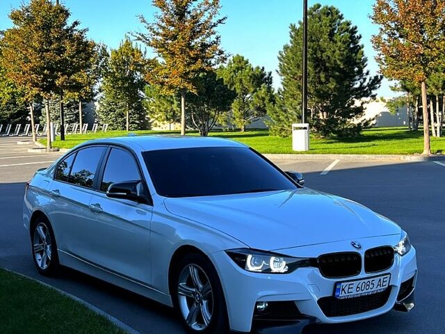 Белый БМВ 3 Серия, объемом двигателя 2 л и пробегом 215 тыс. км за 13499 $, фото 6 на Automoto.ua
