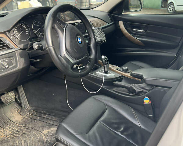 БМВ 3 Серия 2013 в Полонном на Automoto.ua Белый БМВ 3 Серия, объемом двигателя 2 л и пробегом 161 тыс. км за 14800 $, фото 3 на Automoto.ua
