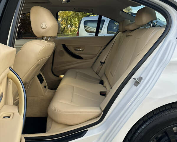 Білий БМВ 3 Серія, об'ємом двигуна 2 л та пробігом 175 тис. км за 12700 $, фото 14 на Automoto.ua