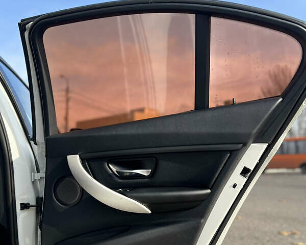 Белый БМВ 3 Серия, объемом двигателя 2 л и пробегом 155 тыс. км за 12222 $, фото 18 на Automoto.ua