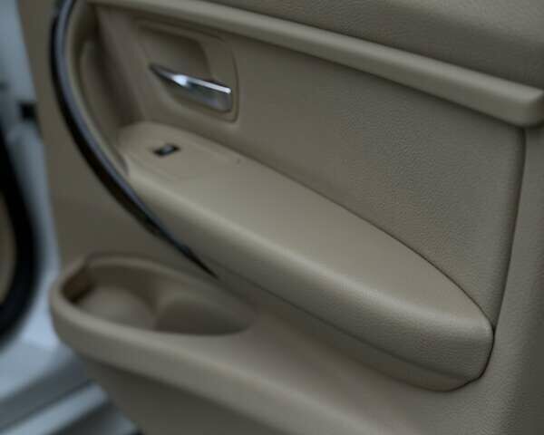 Белый БМВ 3 Серия, объемом двигателя 2 л и пробегом 100 тыс. км за 13300 $, фото 30 на Automoto.ua