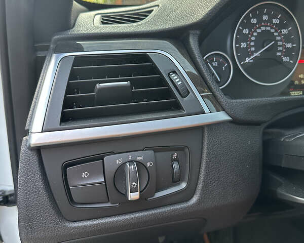 Белый БМВ 3 Серия, объемом двигателя 3 л и пробегом 123 тыс. км за 25000 $, фото 135 на Automoto.ua