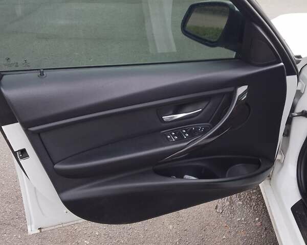 Білий БМВ 3 Серія, об'ємом двигуна 2 л та пробігом 245 тис. км за 12500 $, фото 8 на Automoto.ua