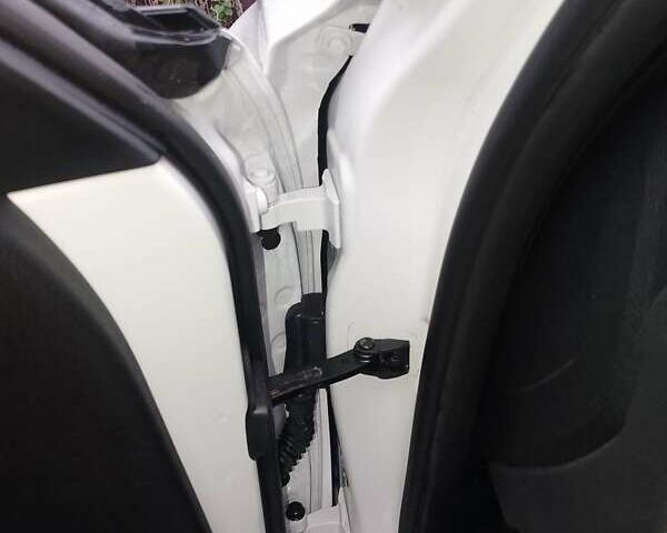 Білий БМВ 3 Серія, об'ємом двигуна 2 л та пробігом 141 тис. км за 13700 $, фото 1 на Automoto.ua