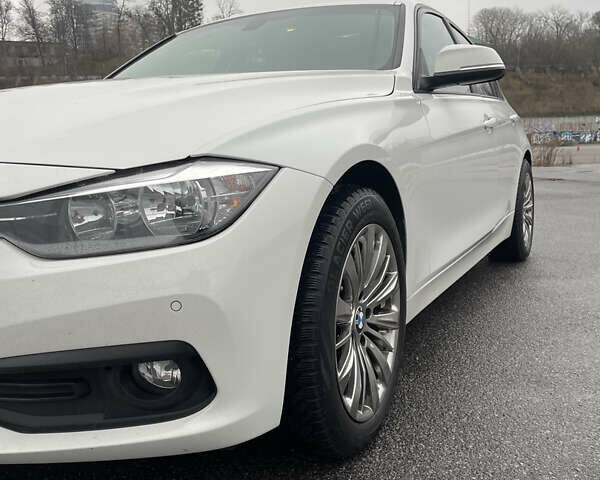 Белый БМВ 3 Серия, объемом двигателя 2 л и пробегом 125 тыс. км за 13500 $, фото 6 на Automoto.ua