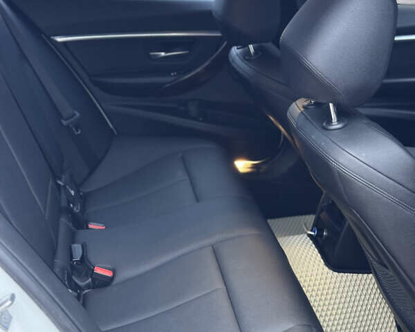 Білий БМВ 3 Серія, об'ємом двигуна 2 л та пробігом 149 тис. км за 16300 $, фото 17 на Automoto.ua