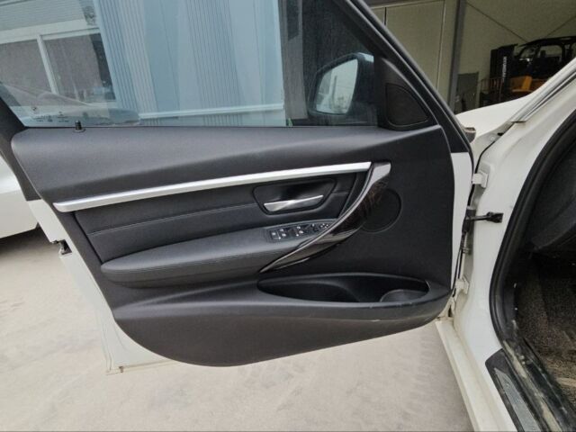 Білий БМВ 3 Серія, об'ємом двигуна 2 л та пробігом 72 тис. км за 12900 $, фото 31 на Automoto.ua