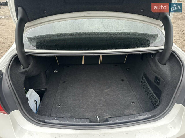 Белый БМВ 3 Серия, объемом двигателя 2 л и пробегом 140 тыс. км за 16300 $, фото 9 на Automoto.ua