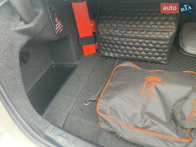 Белый БМВ 3 Серия, объемом двигателя 2 л и пробегом 188 тыс. км за 17000 $, фото 23 на Automoto.ua