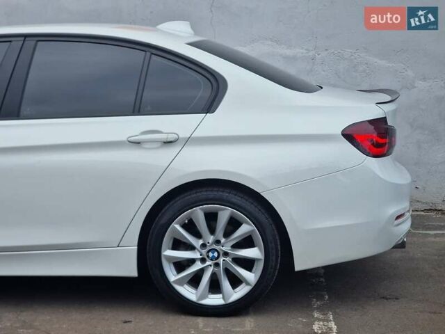 Белый БМВ 3 Серия, объемом двигателя 2 л и пробегом 127 тыс. км за 15490 $, фото 19 на Automoto.ua
